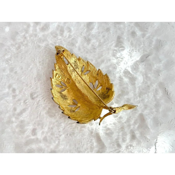 BSK Signed Gold Toned Leaf | Foliage | Autumn Cutout 80's Vintage Brooch Pin - Picture 2 of 7